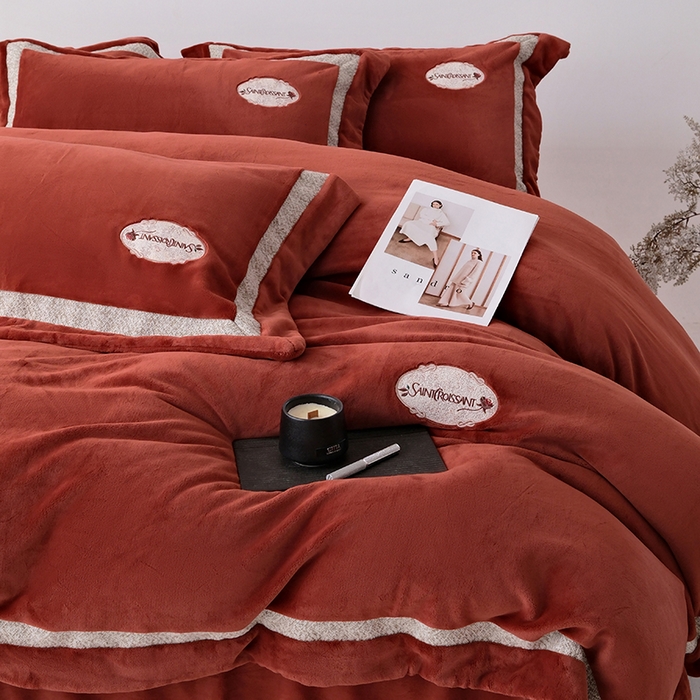 91家纺网 家纺一手货源 找家纺 宅家居 2025新款轻奢小香风高端保暖绒双拼角刺绣全消光高克重牛奶绒四件套-雾林玫瑰 雾林玫瑰-海棠红