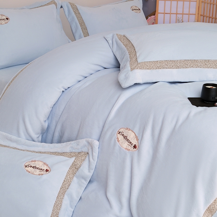 91家纺网 家纺一手货源 找家纺 宅家居 2025新款轻奢小香风高端保暖绒双拼角刺绣全消光高克重牛奶绒四件套-雾林玫瑰 雾林玫瑰-浅云蓝