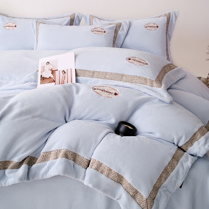 91家纺网 家纺一手货源 找家纺 宅家居 2025新款轻奢小香风高端保暖绒双拼角刺绣全消光高克重牛奶绒四件套-雾林玫瑰 雾林玫瑰-浅云蓝