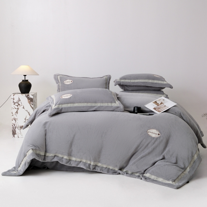 91家纺网 家纺一手货源 找家纺 宅家居 2025新款轻奢小香风高端保暖绒双拼角刺绣全消光高克重牛奶绒四件套-雾林玫瑰 雾林玫瑰-高级灰