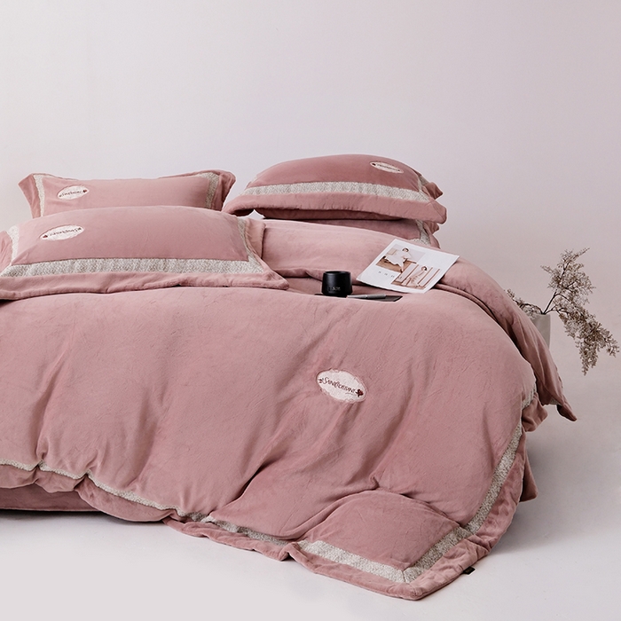 91家纺网 家纺一手货源 找家纺 宅家居 2025新款轻奢小香风高端保暖绒双拼角刺绣全消光高克重牛奶绒四件套-雾林玫瑰 雾林玫瑰-蔷薇粉