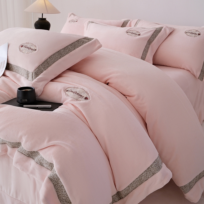 91家纺网 家纺一手货源 找家纺 （总）宅家居 2025新款轻奢小香风高端保暖绒双拼角刺绣全消光高克重牛奶绒四件套-雾林玫瑰