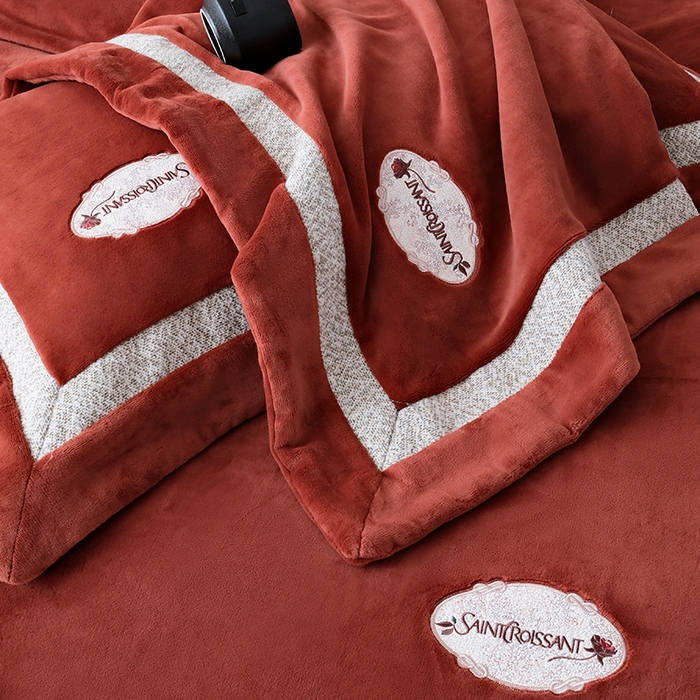 91家纺网 家纺一手货源 找家纺 宅家居 2025新款轻奢小香风高端保暖绒双拼角刺绣全消光高克重牛奶绒四件套-雾林玫瑰 雾林玫瑰-海棠红