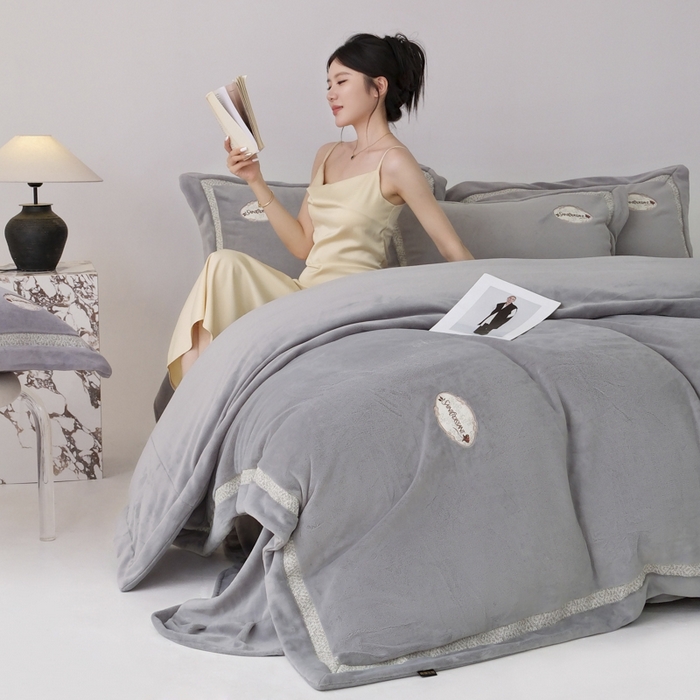 91家纺网 家纺一手货源 找家纺 （总）宅家居 2025新款轻奢小香风高端保暖绒双拼角刺绣全消光高克重牛奶绒四件套-雾林玫瑰