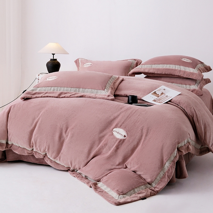 91家纺网 家纺一手货源 找家纺 宅家居 2025新款轻奢小香风高端保暖绒双拼角刺绣全消光高克重牛奶绒四件套-雾林玫瑰 雾林玫瑰-蔷薇粉