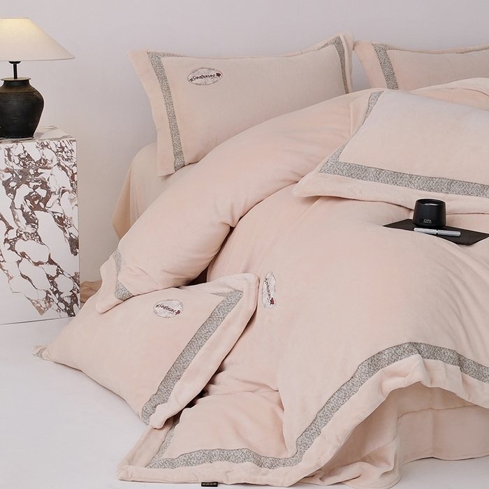 91家纺网 家纺一手货源 找家纺 宅家居 2025新款轻奢小香风高端保暖绒双拼角刺绣全消光高克重牛奶绒四件套-雾林玫瑰 雾林玫瑰-奶油黄