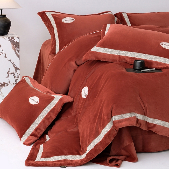 91家纺网 家纺一手货源 找家纺 宅家居 2025新款轻奢小香风高端保暖绒双拼角刺绣全消光高克重牛奶绒四件套-雾林玫瑰 雾林玫瑰-海棠红