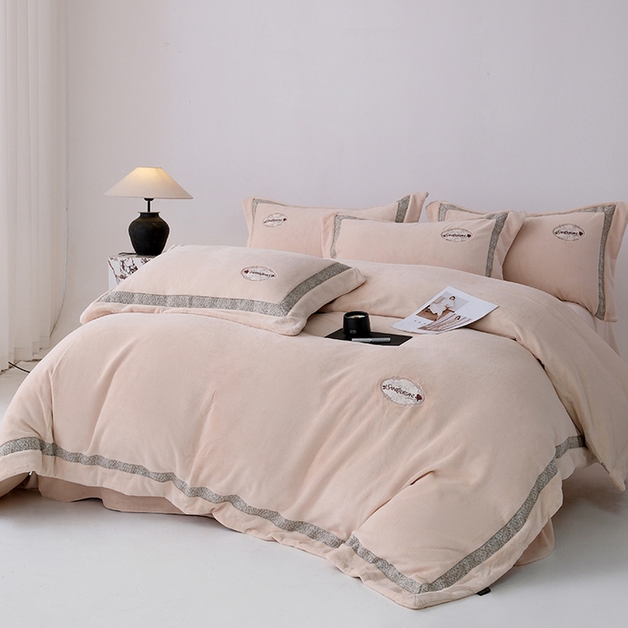 91家纺网 家纺一手货源 找家纺 宅家居 2025新款轻奢小香风高端保暖绒双拼角刺绣全消光高克重牛奶绒四件套-雾林玫瑰 雾林玫瑰-奶油黄