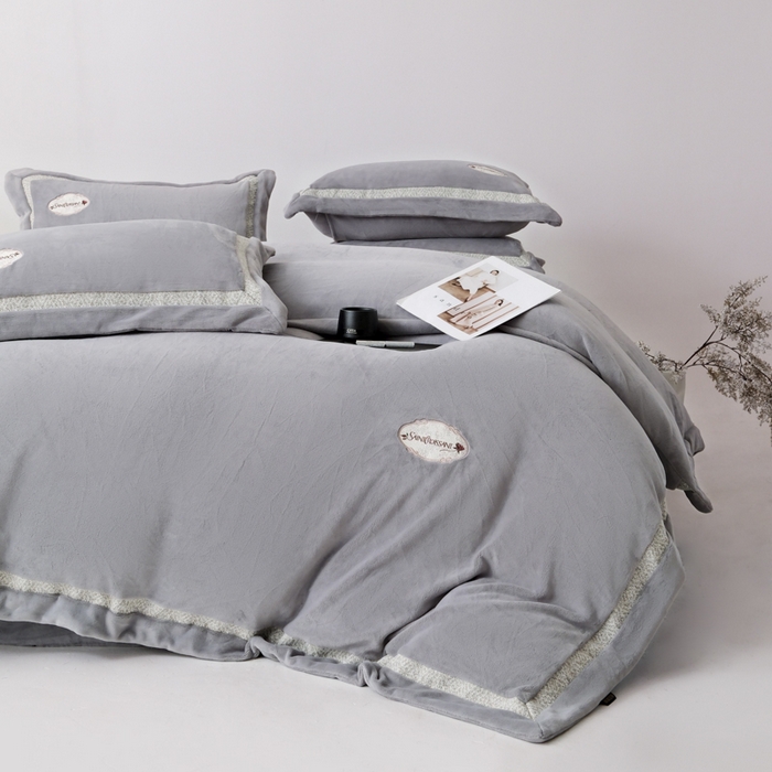 91家纺网 家纺一手货源 找家纺 宅家居 2025新款轻奢小香风高端保暖绒双拼角刺绣全消光高克重牛奶绒四件套-雾林玫瑰 雾林玫瑰-高级灰