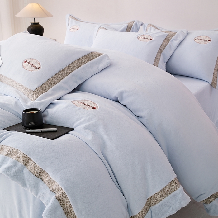 91家纺网 家纺一手货源 找家纺 宅家居 2025新款轻奢小香风高端保暖绒双拼角刺绣全消光高克重牛奶绒四件套-雾林玫瑰 雾林玫瑰-浅云蓝