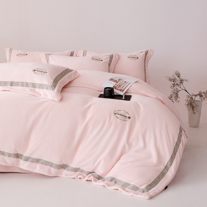 91家纺网 家纺一手货源 找家纺 宅家居 2025新款轻奢小香风高端保暖绒双拼角刺绣全消光高克重牛奶绒四件套-雾林玫瑰 雾林玫瑰-薄纱粉