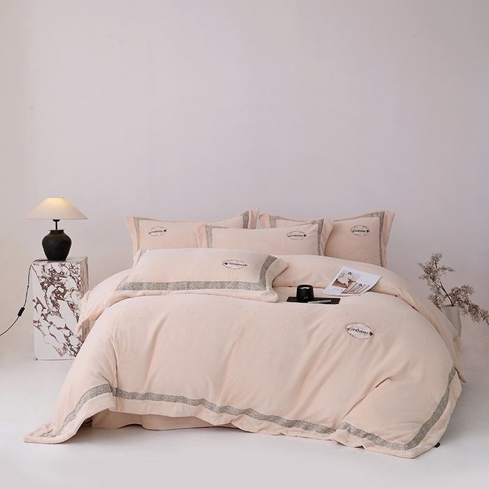 91家纺网 家纺一手货源 找家纺 宅家居 2025新款轻奢小香风高端保暖绒双拼角刺绣全消光高克重牛奶绒四件套-雾林玫瑰 雾林玫瑰-奶油黄