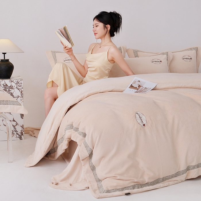 91家纺网 家纺一手货源 找家纺 （总）宅家居 2025新款轻奢小香风高端保暖绒双拼角刺绣全消光高克重牛奶绒四件套-雾林玫瑰