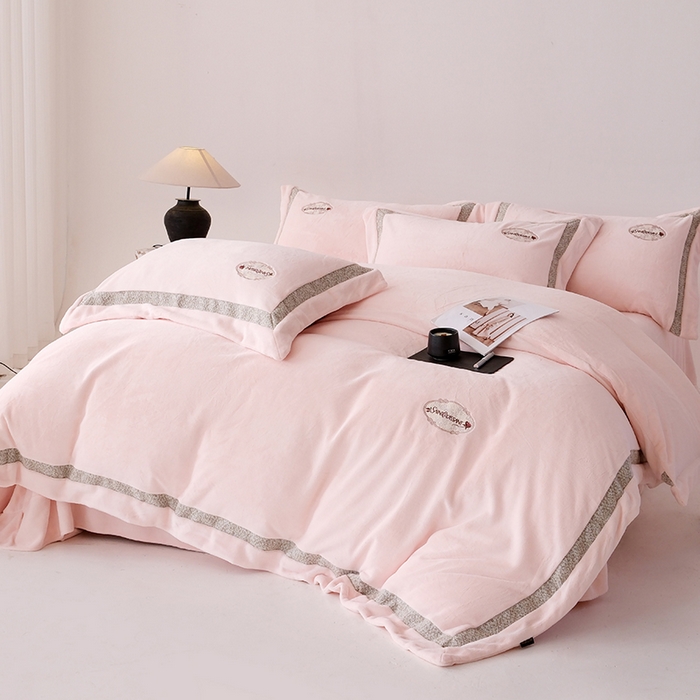 91家纺网 家纺一手货源 找家纺 （总）宅家居 2025新款轻奢小香风高端保暖绒双拼角刺绣全消光高克重牛奶绒四件套-雾林玫瑰