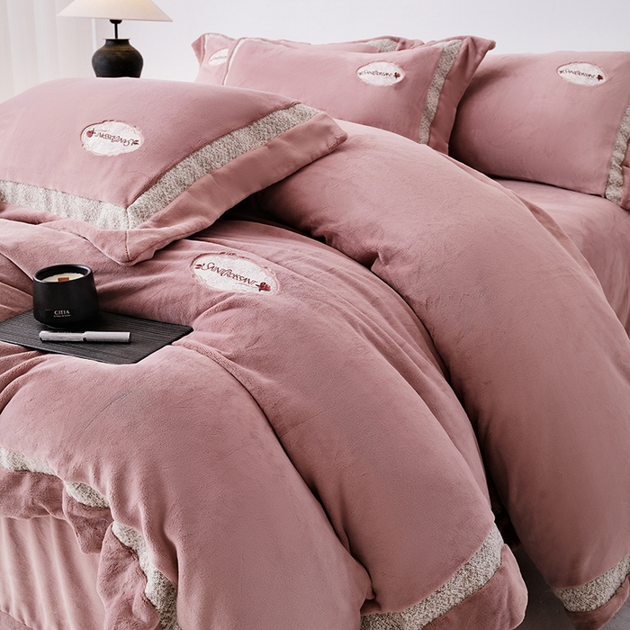 91家纺网 家纺一手货源 找家纺 宅家居 2025新款轻奢小香风高端保暖绒双拼角刺绣全消光高克重牛奶绒四件套-雾林玫瑰 雾林玫瑰-蔷薇粉