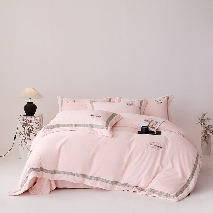 91家纺网 家纺一手货源 找家纺 （总）宅家居 2025新款轻奢小香风高端保暖绒双拼角刺绣全消光高克重牛奶绒四件套-雾林玫瑰