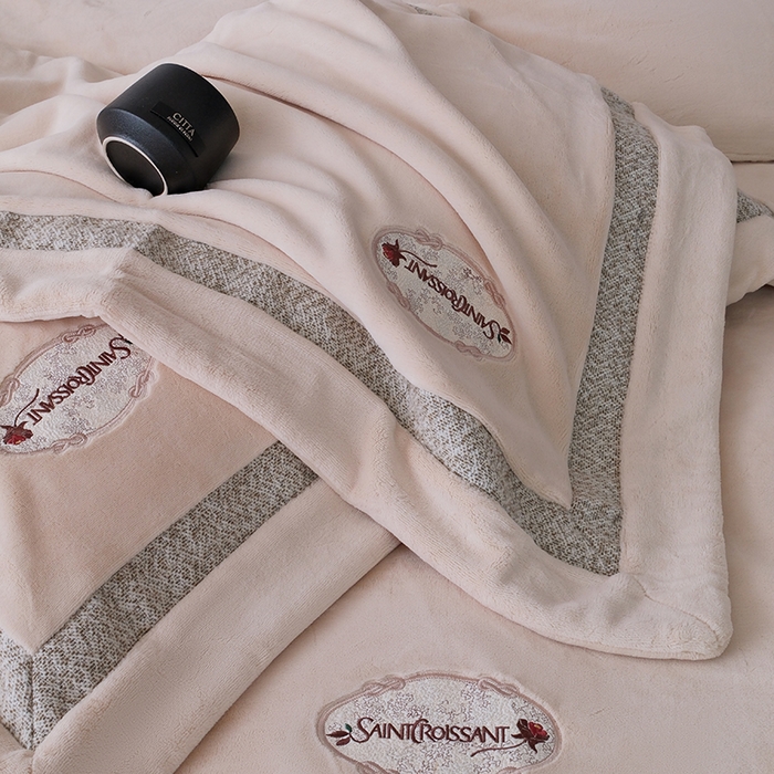 91家纺网 家纺一手货源 找家纺 宅家居 2025新款轻奢小香风高端保暖绒双拼角刺绣全消光高克重牛奶绒四件套-雾林玫瑰 雾林玫瑰-奶油黄