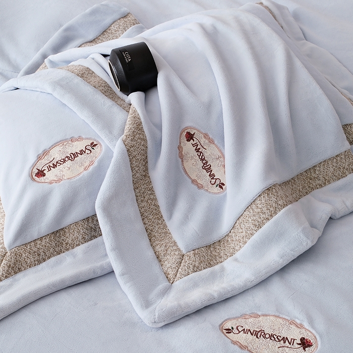 91家纺网 家纺一手货源 找家纺 宅家居 2025新款轻奢小香风高端保暖绒双拼角刺绣全消光高克重牛奶绒四件套-雾林玫瑰 雾林玫瑰-浅云蓝