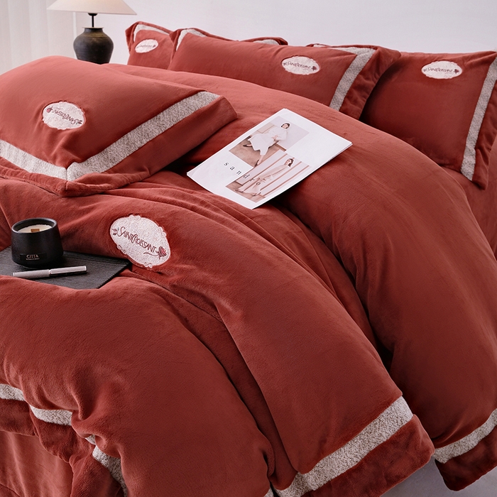 91家纺网 家纺一手货源 找家纺 宅家居 2025新款轻奢小香风高端保暖绒双拼角刺绣全消光高克重牛奶绒四件套-雾林玫瑰 雾林玫瑰-海棠红