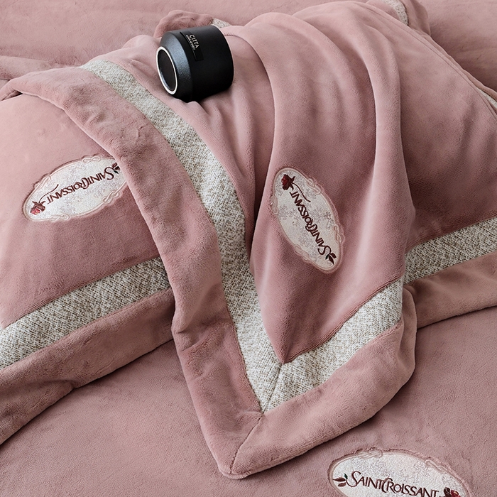 91家纺网 家纺一手货源 找家纺 宅家居 2025新款轻奢小香风高端保暖绒双拼角刺绣全消光高克重牛奶绒四件套-雾林玫瑰 雾林玫瑰-蔷薇粉