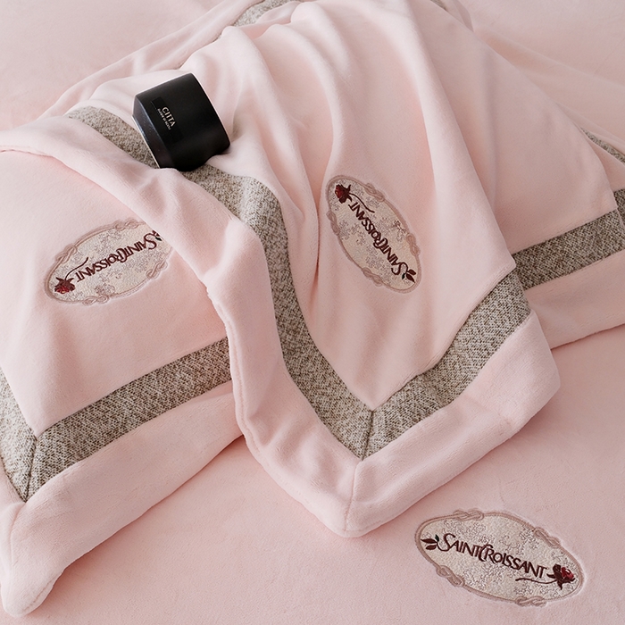 91家纺网 家纺一手货源 找家纺 （总）宅家居 2025新款轻奢小香风高端保暖绒双拼角刺绣全消光高克重牛奶绒四件套-雾林玫瑰