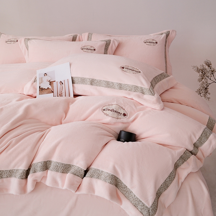 91家纺网 家纺一手货源 找家纺 宅家居 2025新款轻奢小香风高端保暖绒双拼角刺绣全消光高克重牛奶绒四件套-雾林玫瑰 雾林玫瑰-薄纱粉