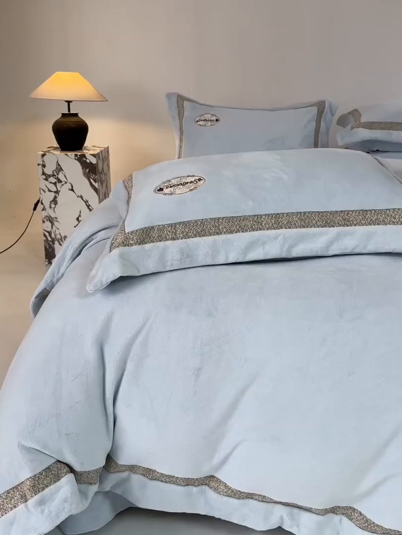 91家纺网 家纺一手货源 找家纺 宅家居 2025新款轻奢小香风高端保暖绒双拼角刺绣全消光高克重牛奶绒四件套-雾林玫瑰 雾林玫瑰-浅云蓝