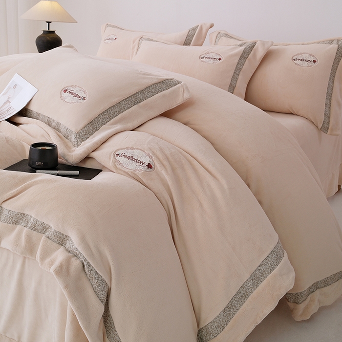 91家纺网 家纺一手货源 找家纺 宅家居 2025新款轻奢小香风高端保暖绒双拼角刺绣全消光高克重牛奶绒四件套-雾林玫瑰 雾林玫瑰-奶油黄