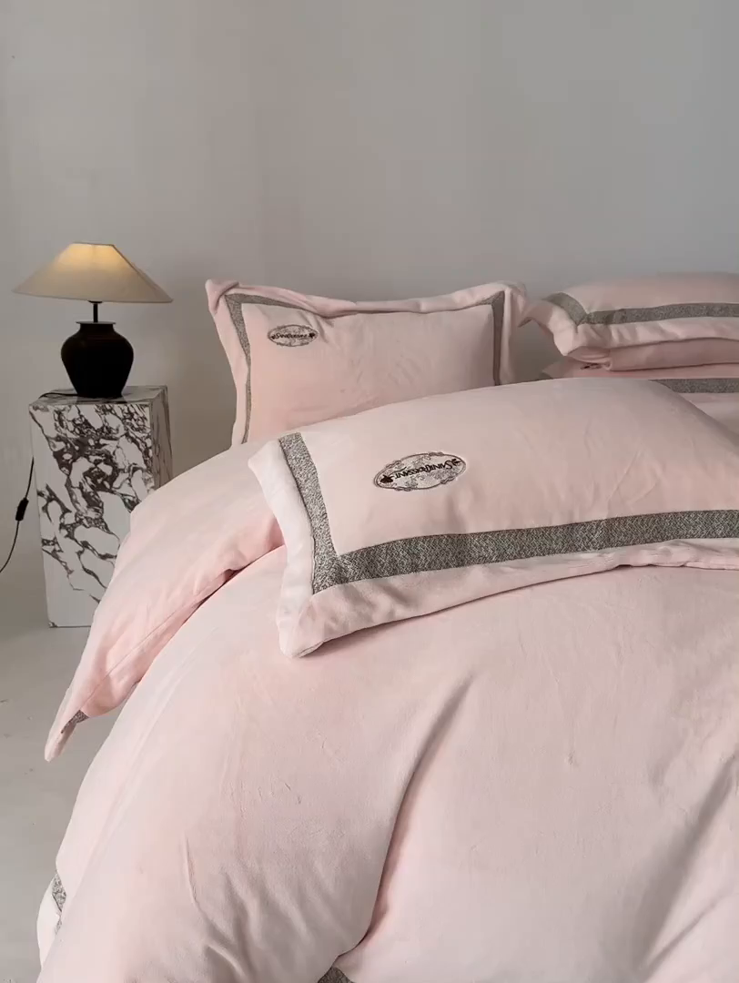 91家纺网 家纺一手货源 找家纺 （总）宅家居 2025新款轻奢小香风高端保暖绒双拼角刺绣全消光高克重牛奶绒四件套-雾林玫瑰