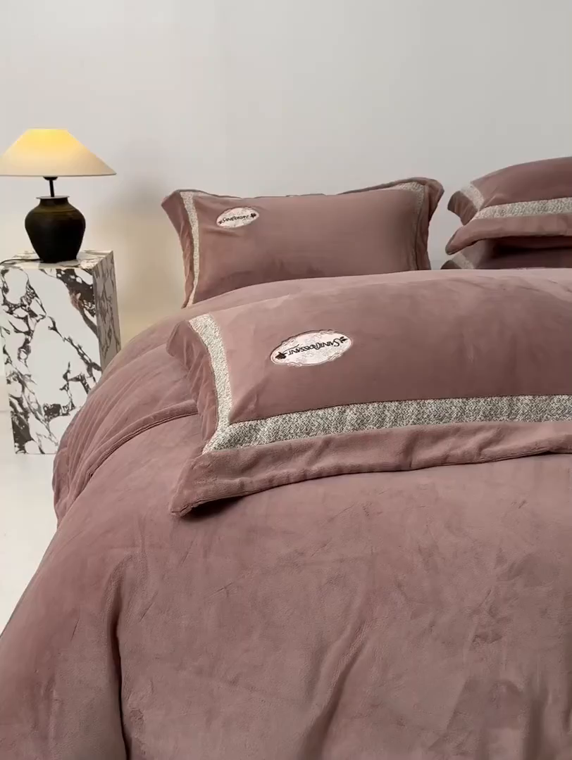 91家纺网 家纺一手货源 找家纺 宅家居 2025新款轻奢小香风高端保暖绒双拼角刺绣全消光高克重牛奶绒四件套-雾林玫瑰 雾林玫瑰-蔷薇粉