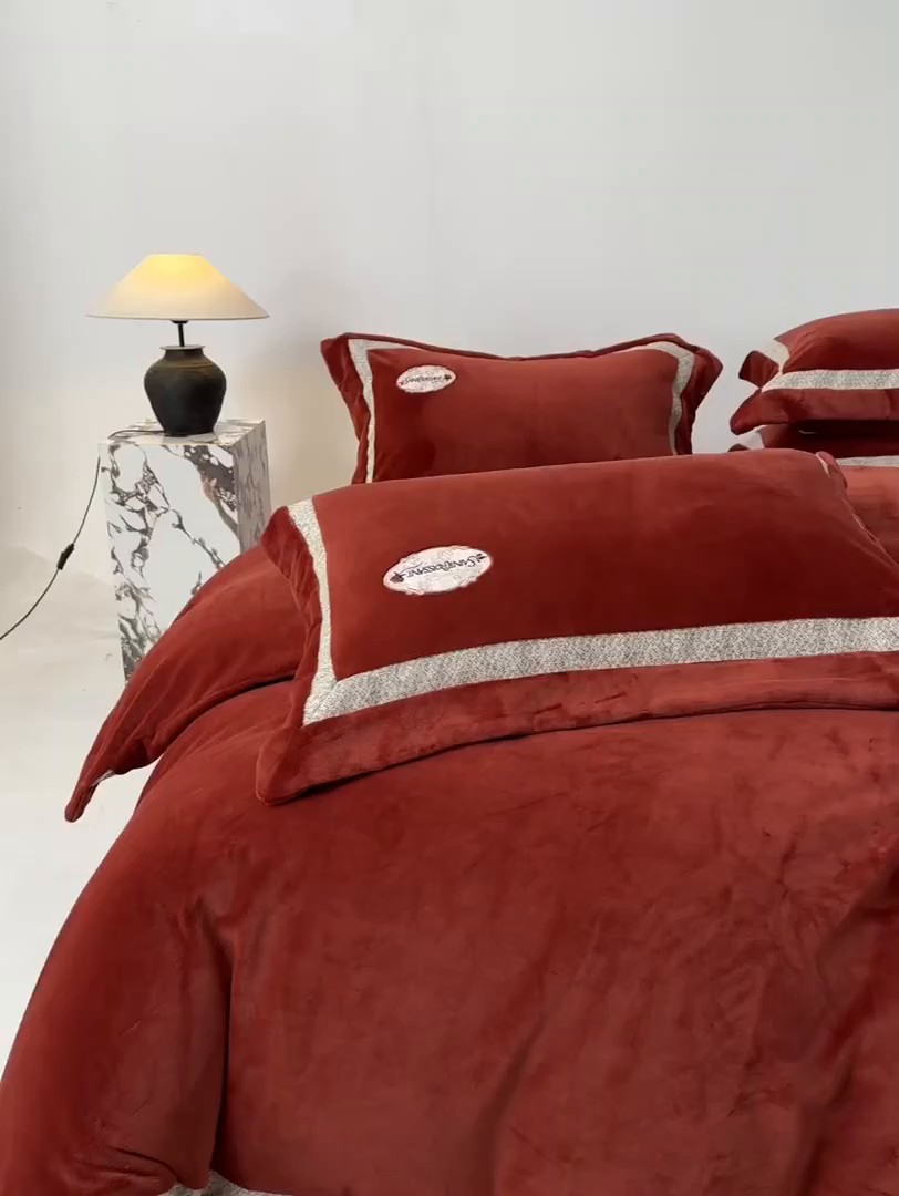 91家纺网 家纺一手货源 找家纺 宅家居 2025新款轻奢小香风高端保暖绒双拼角刺绣全消光高克重牛奶绒四件套-雾林玫瑰 雾林玫瑰-海棠红