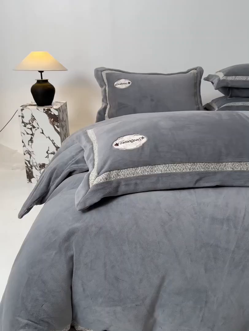 91家纺网 家纺一手货源 找家纺 宅家居 2025新款轻奢小香风高端保暖绒双拼角刺绣全消光高克重牛奶绒四件套-雾林玫瑰 雾林玫瑰-高级灰