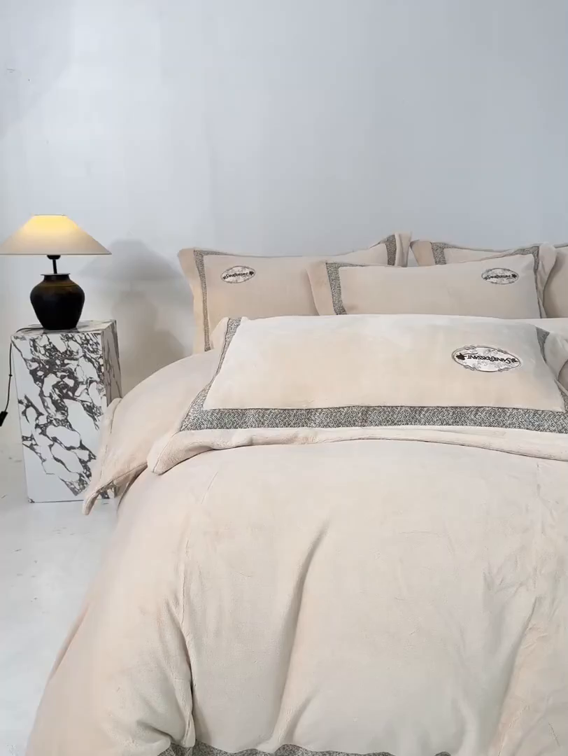 91家纺网 家纺一手货源 找家纺 宅家居 2025新款轻奢小香风高端保暖绒双拼角刺绣全消光高克重牛奶绒四件套-雾林玫瑰 雾林玫瑰-奶油黄