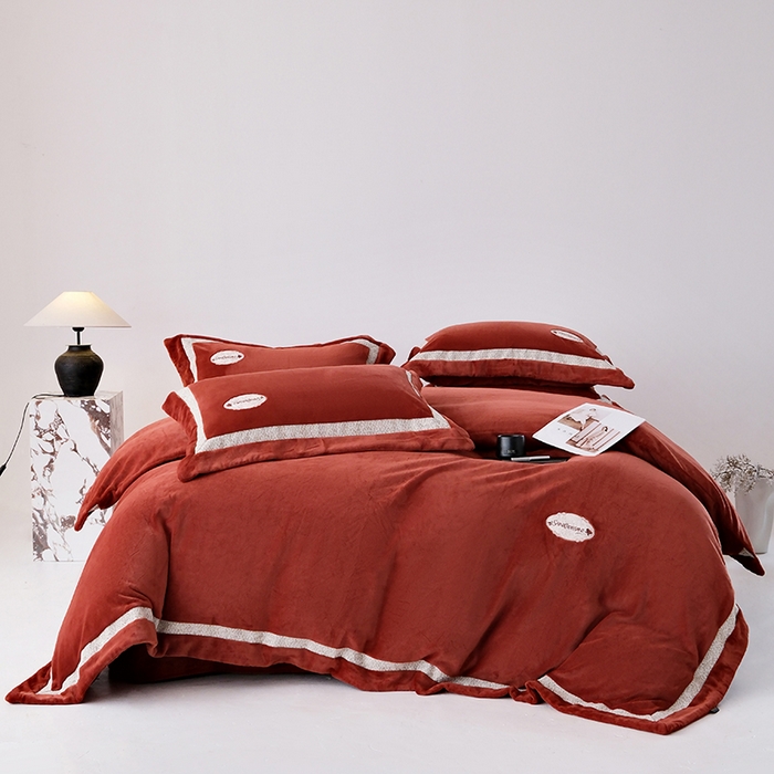 91家纺网 家纺一手货源 找家纺 宅家居 2025新款轻奢小香风高端保暖绒双拼角刺绣全消光高克重牛奶绒四件套-雾林玫瑰 雾林玫瑰-海棠红