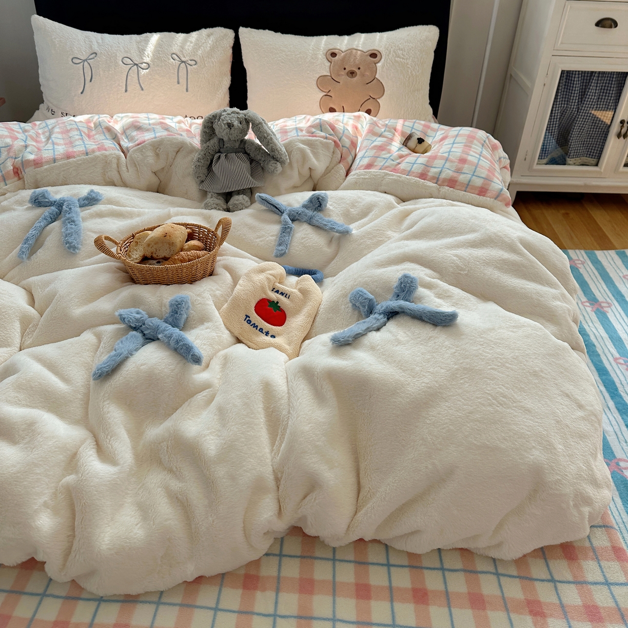 91家纺网 家纺一手货源 找家纺 （总）盼季家纺 2025新款贴布绣牛奶绒立体蝴蝶结加厚保暖秋冬四件套-风格二