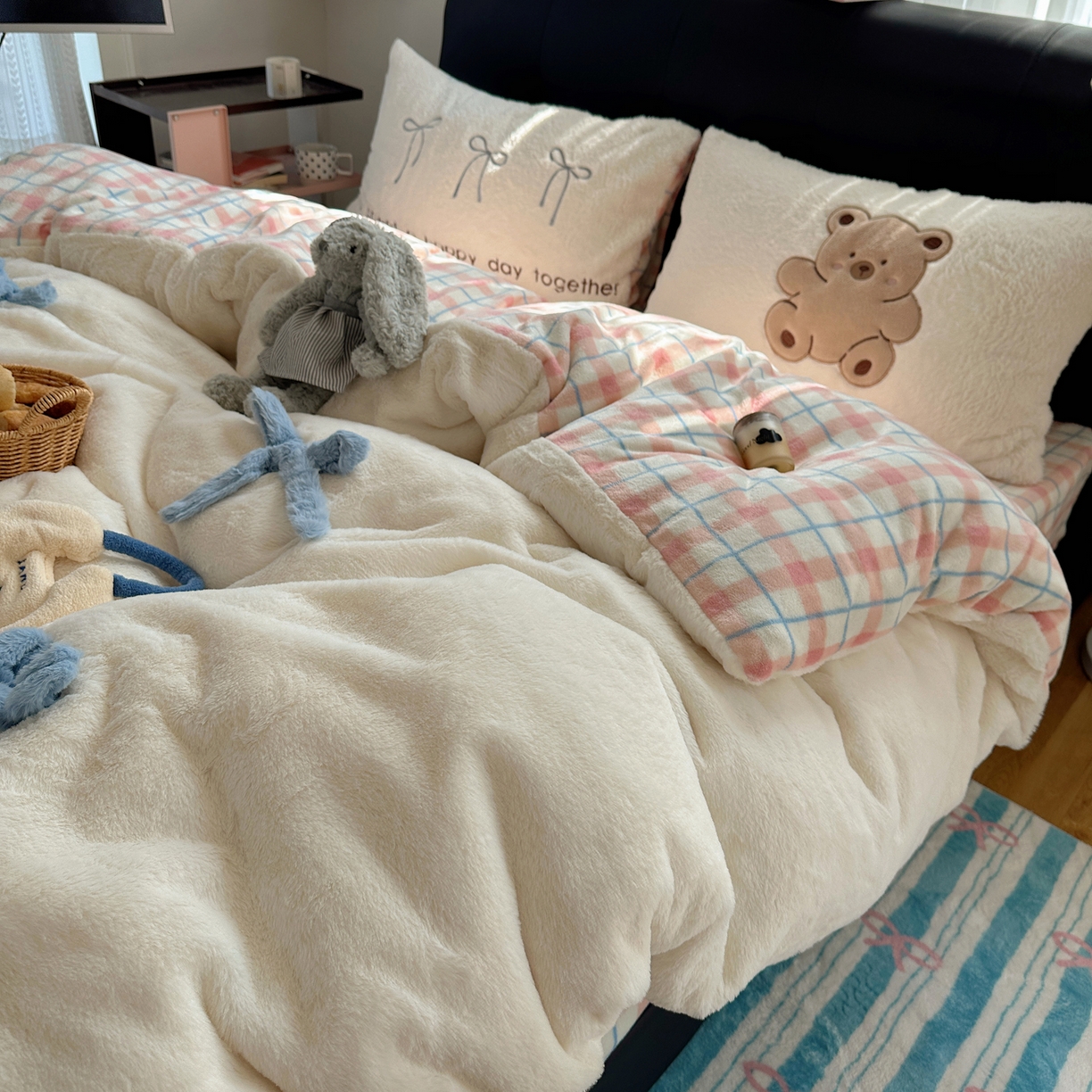 91家纺网 家纺一手货源 找家纺 （总）盼季家纺 2025新款贴布绣牛奶绒立体蝴蝶结加厚保暖秋冬四件套-风格二