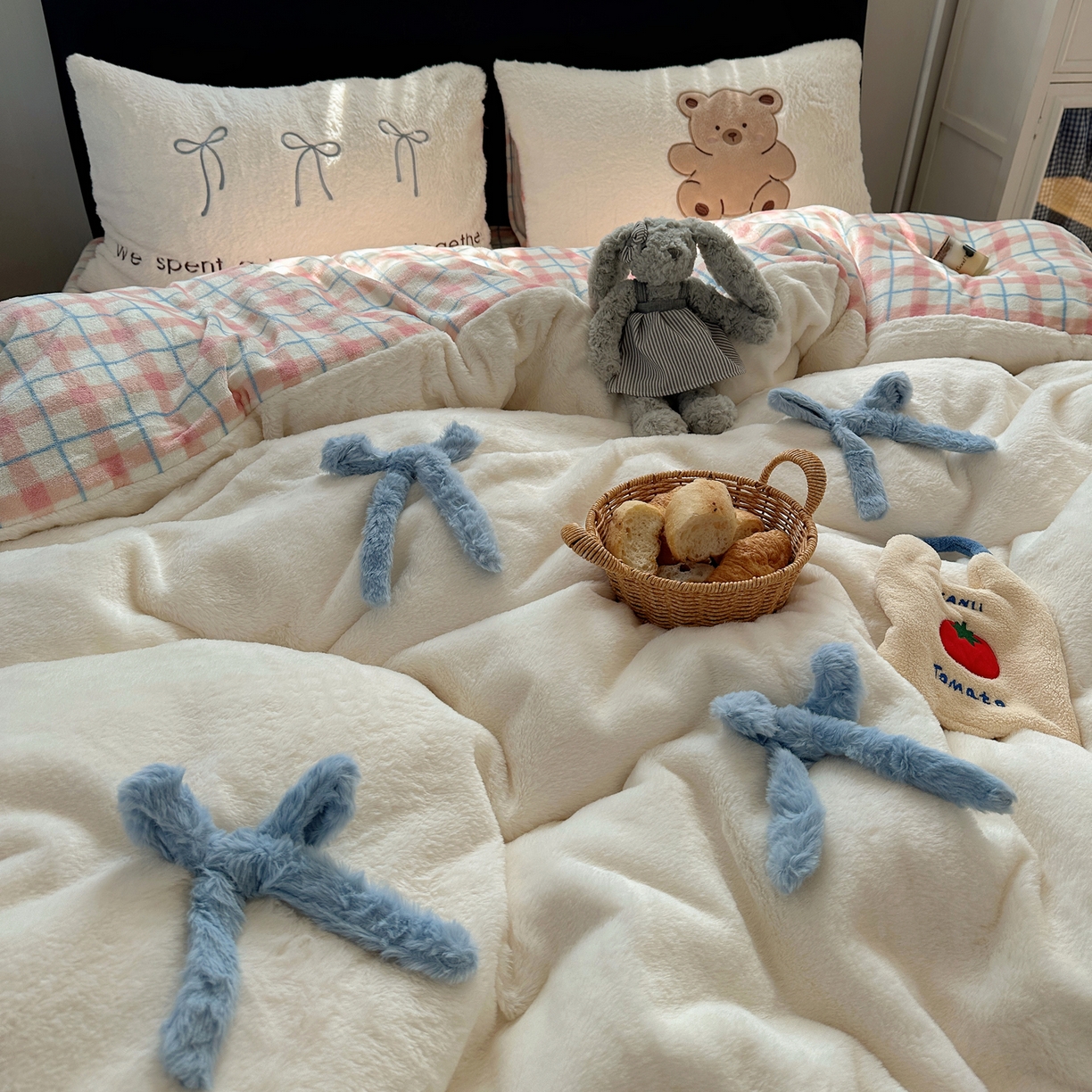 91家纺网 家纺一手货源 找家纺 盼季家纺 2025新款贴布绣牛奶绒立体蝴蝶结加厚保暖秋冬四件套-风格二 蝴蝶结牛奶绒-粉白小熊