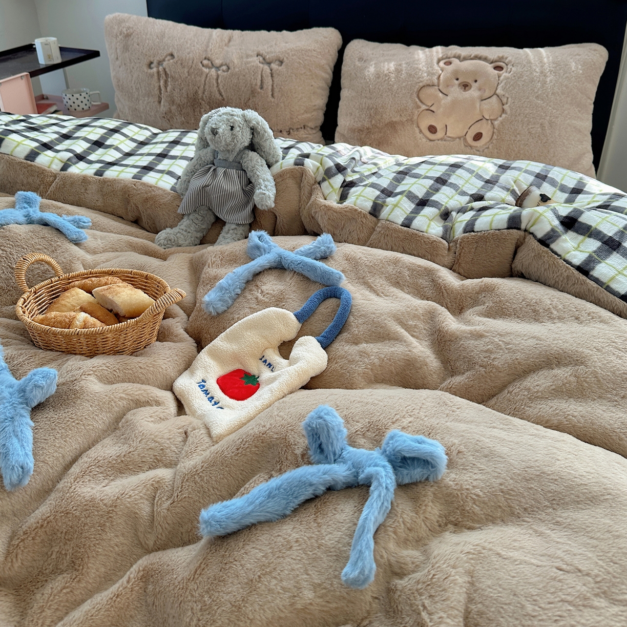 91家纺网 家纺一手货源 找家纺 盼季家纺 2025新款贴布绣牛奶绒立体蝴蝶结加厚保暖秋冬四件套-风格二 蝴蝶结牛奶绒-咖咖小熊