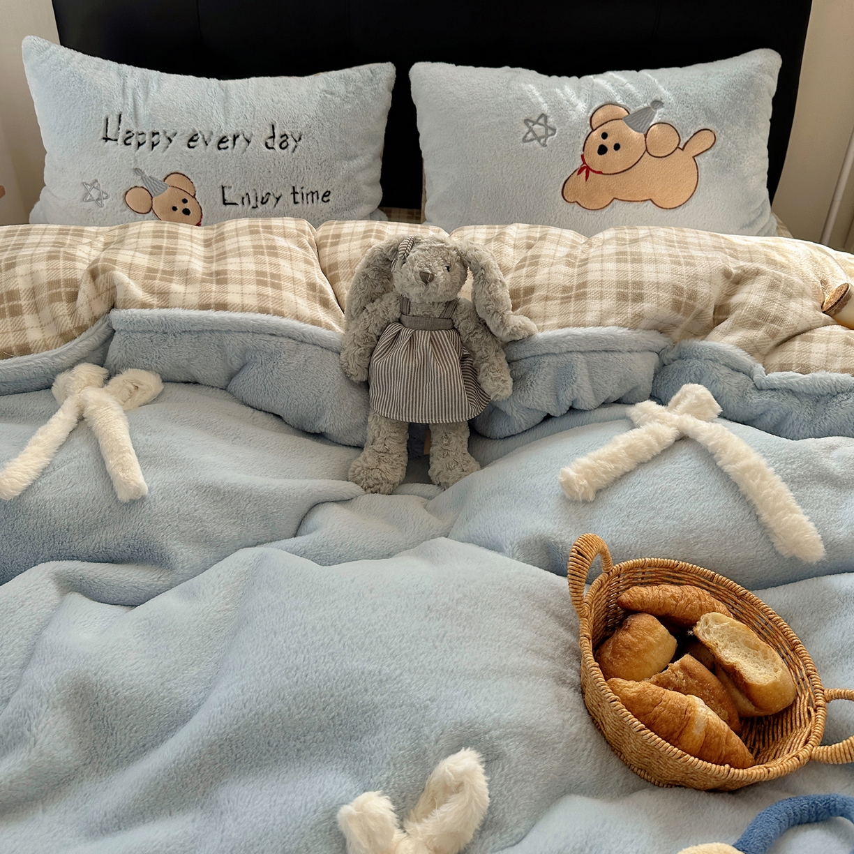 91家纺网 家纺一手货源 找家纺 盼季家纺 2025新款贴布绣牛奶绒立体蝴蝶结加厚保暖秋冬四件套-风格二 蝴蝶结牛奶绒-奶蓝小狗