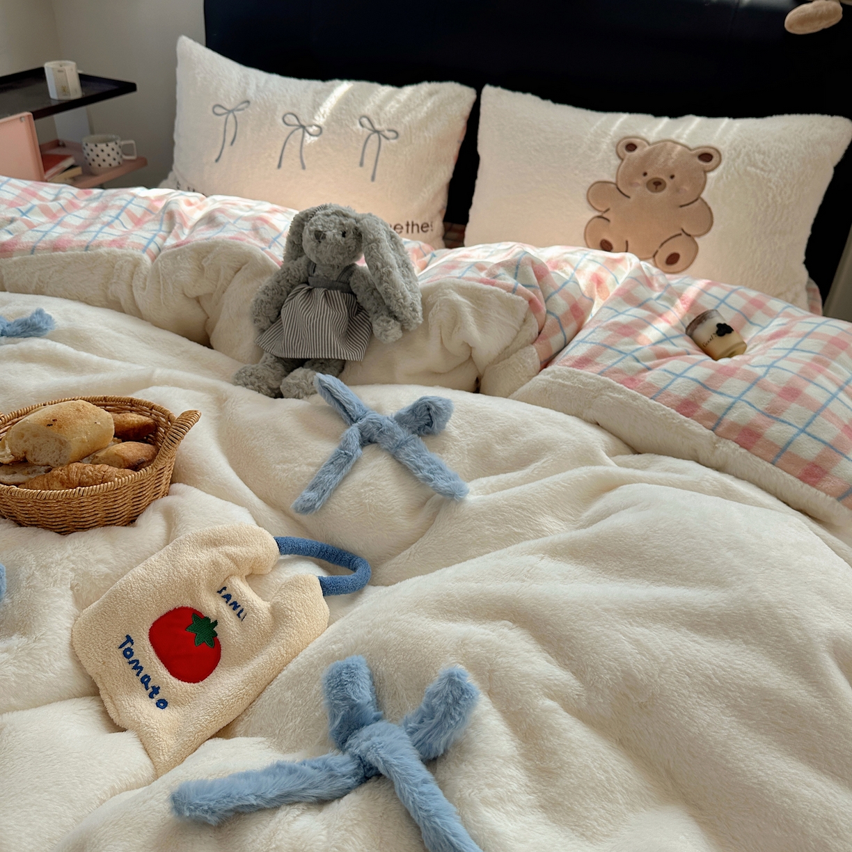 91家纺网 家纺一手货源 找家纺 （总）盼季家纺 2025新款贴布绣牛奶绒立体蝴蝶结加厚保暖秋冬四件套-风格二