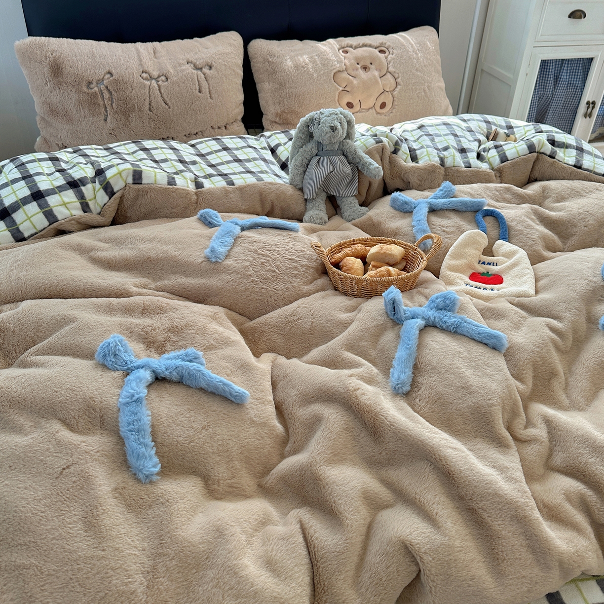 91家纺网 家纺一手货源 找家纺 盼季家纺 2025新款贴布绣牛奶绒立体蝴蝶结加厚保暖秋冬四件套-风格二 蝴蝶结牛奶绒-咖咖小熊