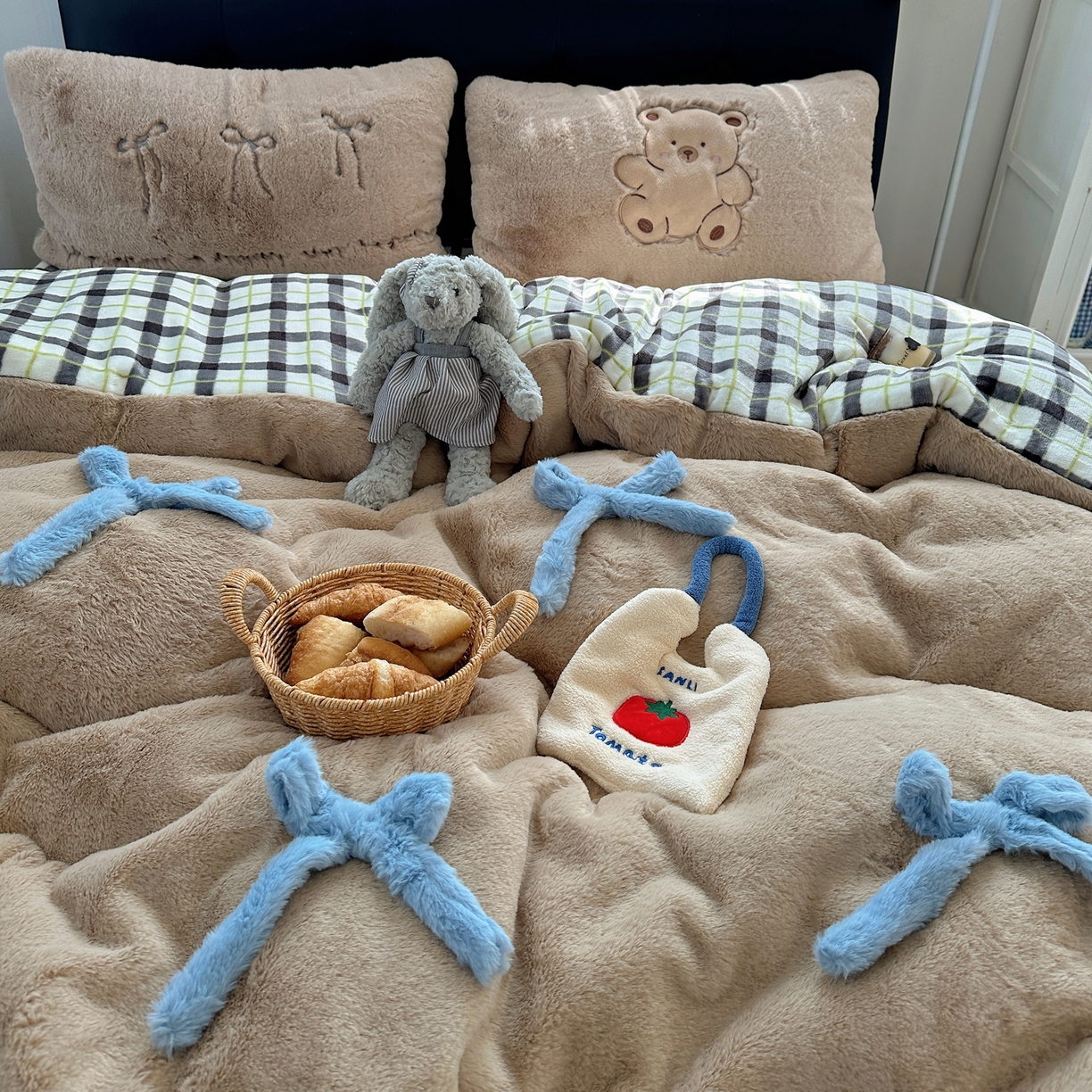 91家纺网 家纺一手货源 找家纺 盼季家纺 2025新款贴布绣牛奶绒立体蝴蝶结加厚保暖秋冬四件套-风格二 蝴蝶结牛奶绒-咖咖小熊