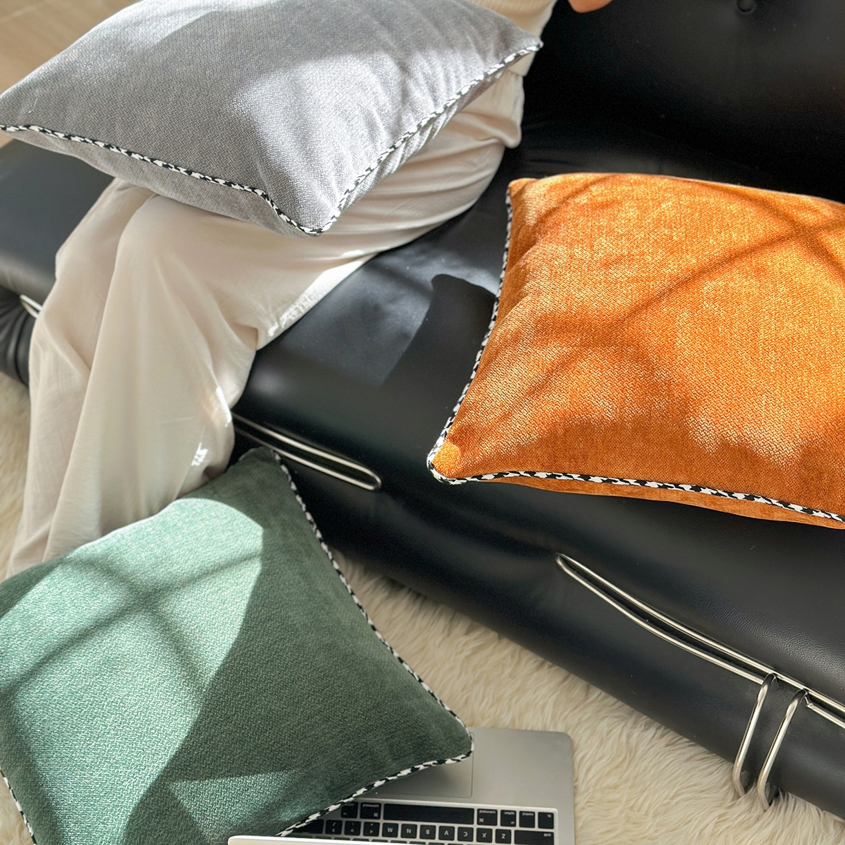 91家纺网 家纺一手货源 找家纺 美茉家居 2025新款加厚高端沙发布雪尼尔滚边方枕抱枕 缎面红