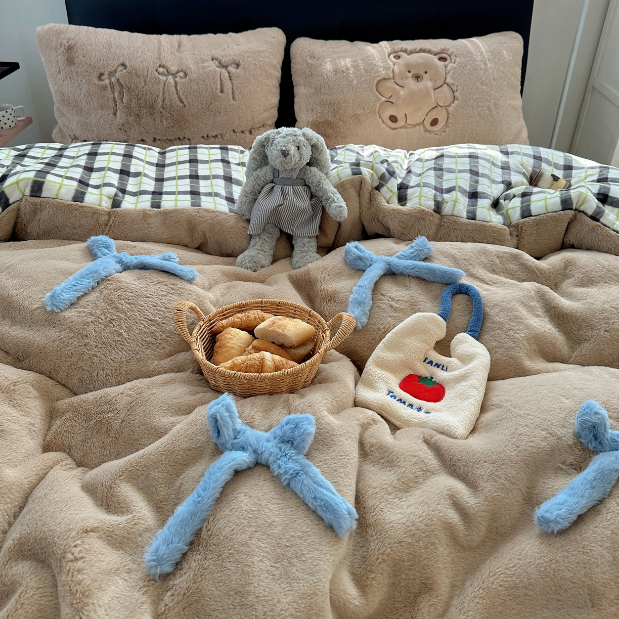 91家纺网 家纺一手货源 找家纺 盼季家纺 2025新款贴布绣牛奶绒立体蝴蝶结加厚保暖秋冬四件套-风格二 蝴蝶结牛奶绒-咖咖小熊