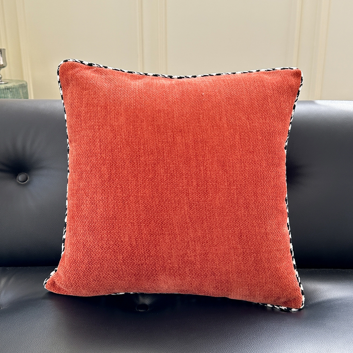 91家纺网 家纺一手货源 找家纺 美茉家居 2025新款加厚高端沙发布雪尼尔滚边方枕抱枕 缎面红