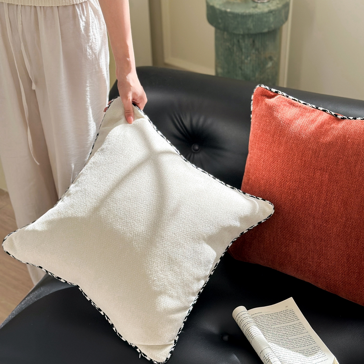 91家纺网 家纺一手货源 找家纺 美茉家居 2025新款加厚高端沙发布雪尼尔滚边方枕抱枕 烟雨灰