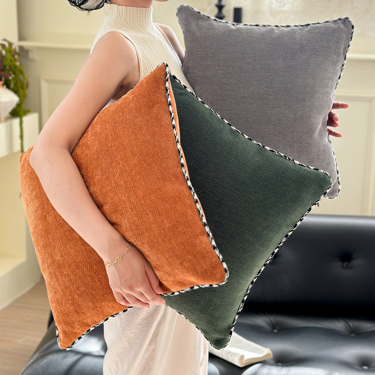 91家纺网 家纺一手货源 找家纺 美茉家居 2025新款加厚高端沙发布雪尼尔滚边方枕抱枕 烟雨灰