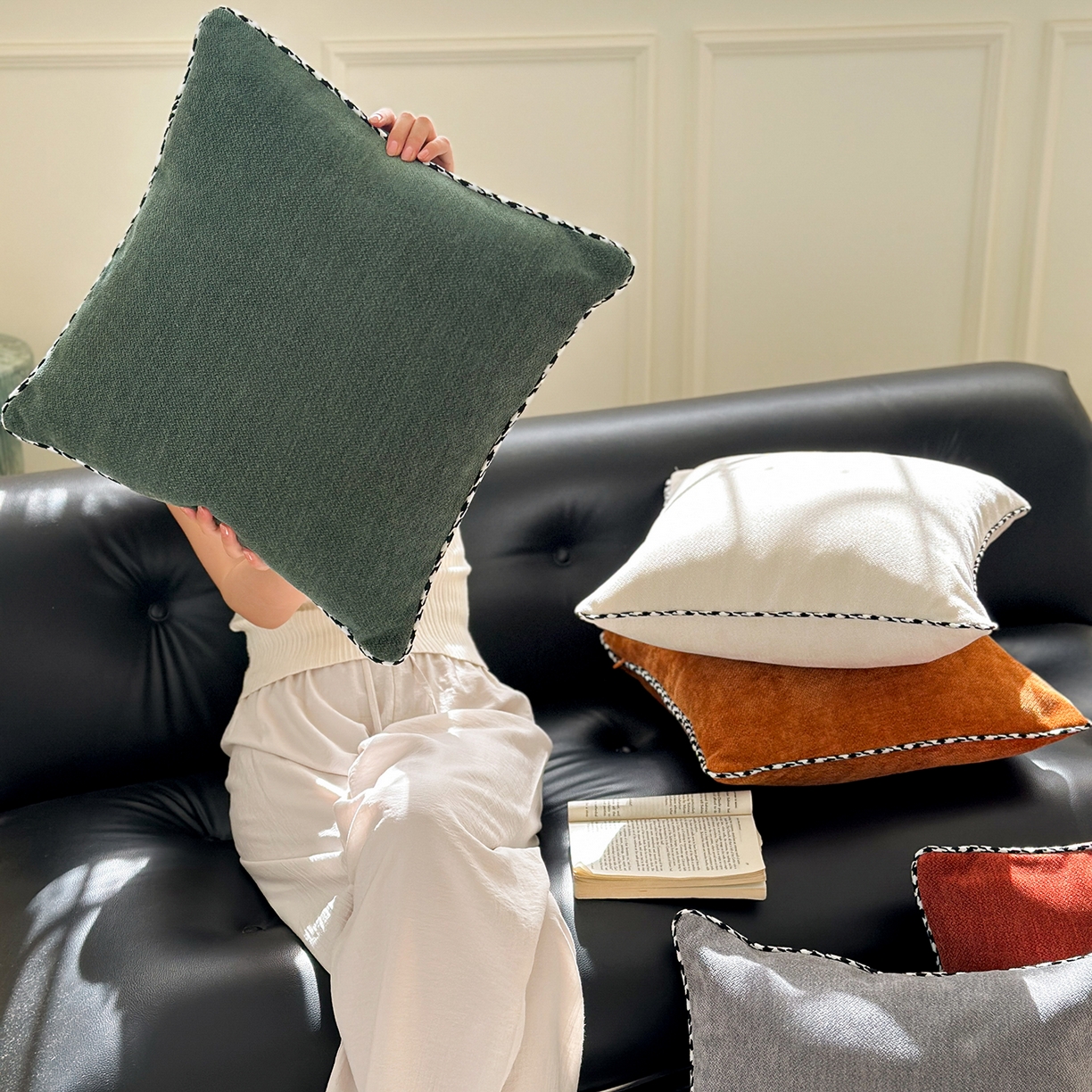 91家纺网 家纺一手货源 找家纺 美茉家居 2025新款加厚高端沙发布雪尼尔滚边方枕抱枕 孔雀绿