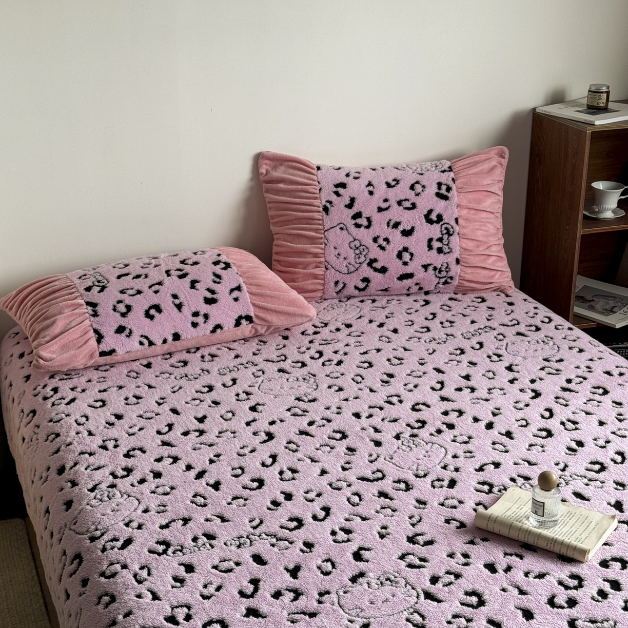 91家纺网 家纺一手货源 找家纺 新印象 2025新款阳离子绒保暖床笠 阳离子绒-斑豹粉