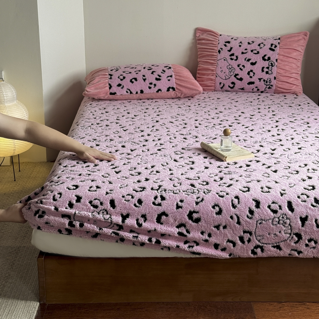 91家纺网 家纺一手货源 找家纺 新印象 2025新款阳离子绒保暖床笠 阳离子绒-斑豹粉